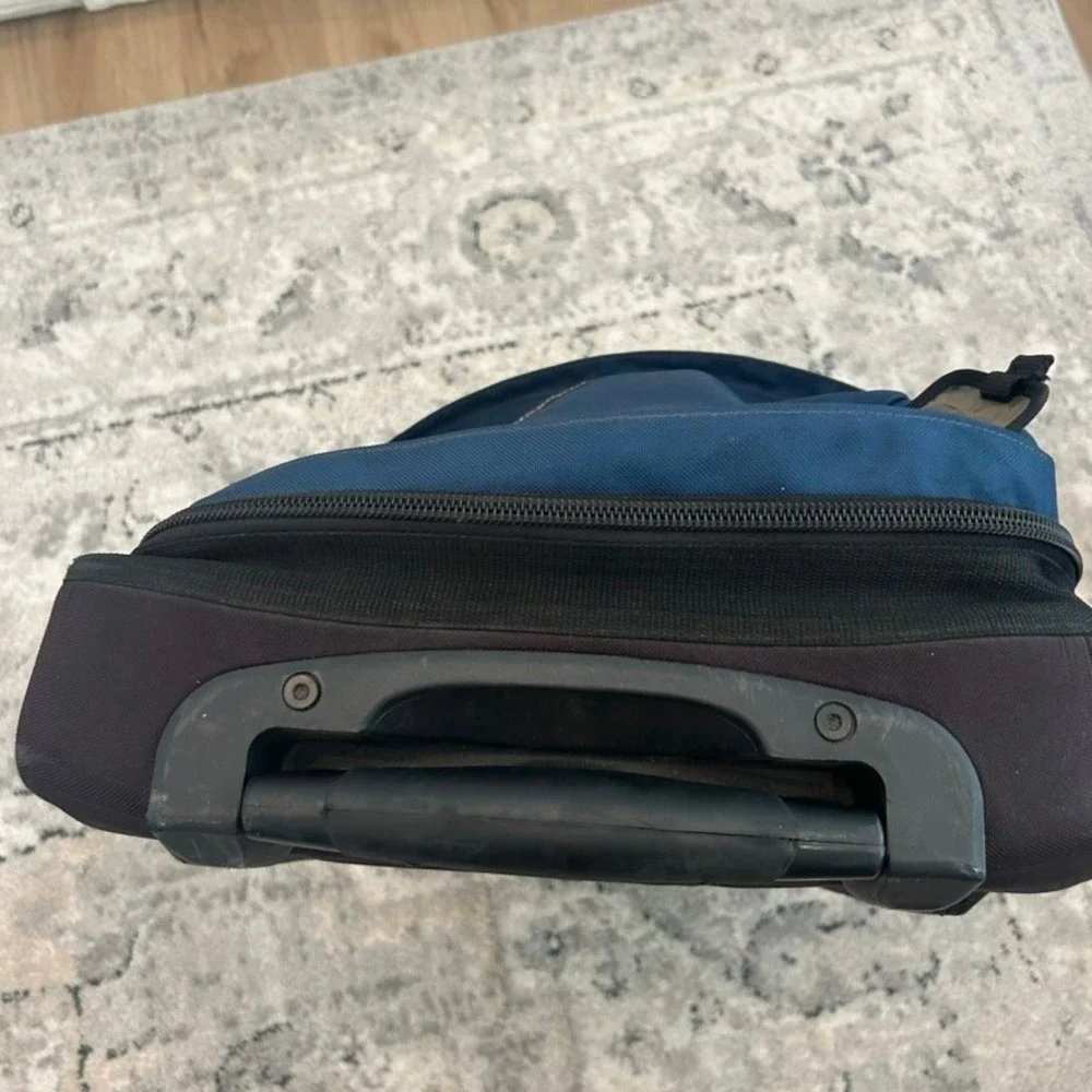 Patagonia Black Hole Wheeled Duffel Bag Navy Blue Rolling Travel Luggage 100L